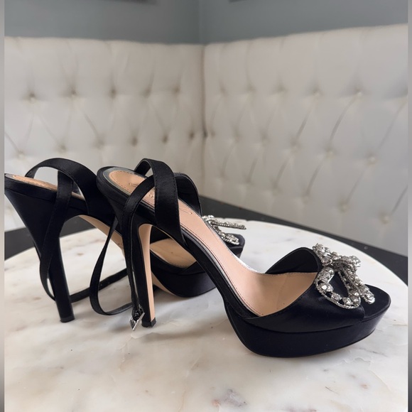 Jewel Badgley Mischka Black and Silver Bow Heels - Picture 2 of 4